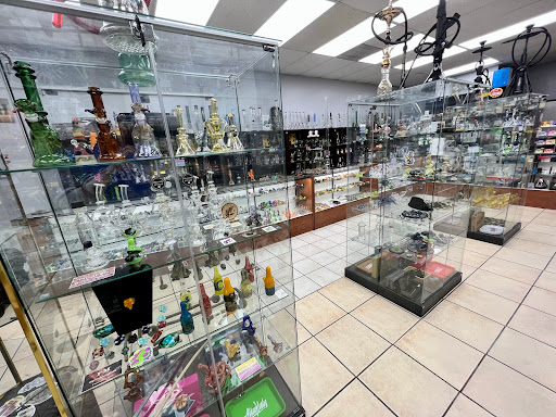 Tobacco Shop «Smoke Tokz Head Shop KC», reviews and photos, 1263 W 103rd St, Kansas City, MO 64114, USA