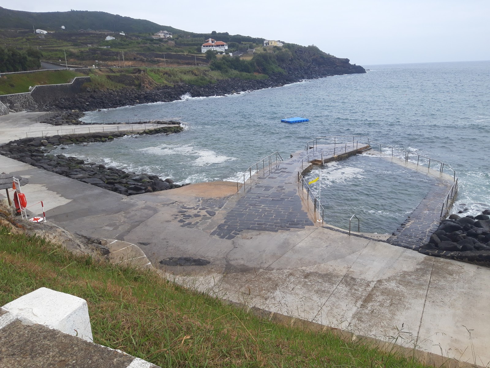 Foto von Praia da Salga und die siedlung