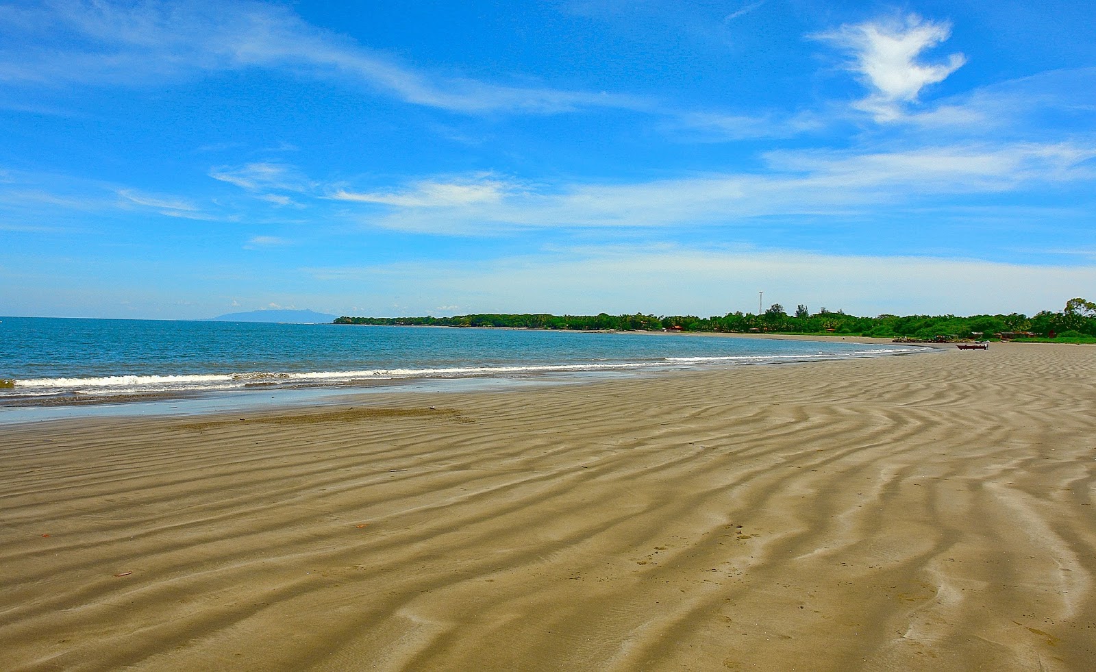 Negras beach的照片 带有蓝色纯水表面