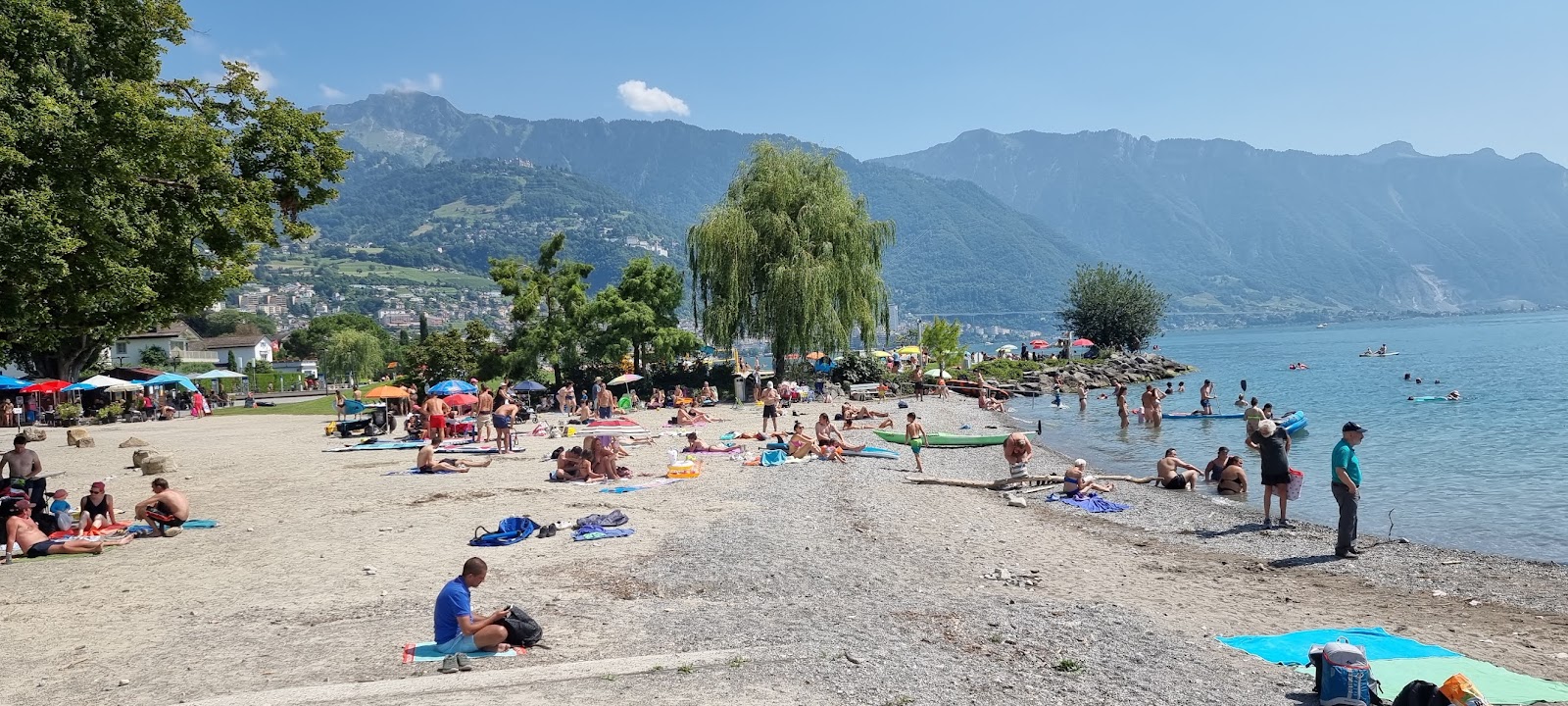 Montreux Plage的照片 带有碧绿色纯水表面