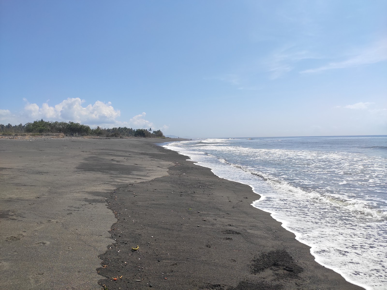 Foto von Purnama Beach mit schwarzer sand Oberfläche