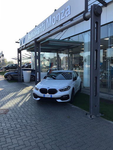 AutoVanti Milano Showroom - Concessionaria BMW e MINI