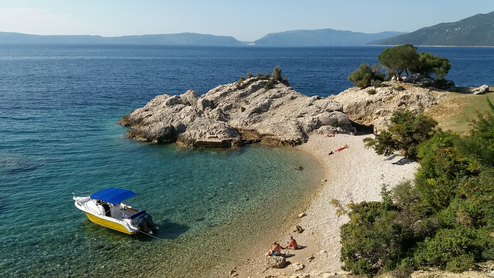 Foto di Plaza Sveti Blaz con una superficie del acqua cristallina