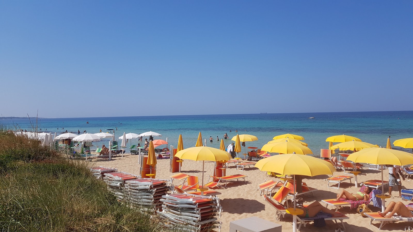 Foto von Sabbiadoro beach mit teilweise sauber Sauberkeitsgrad