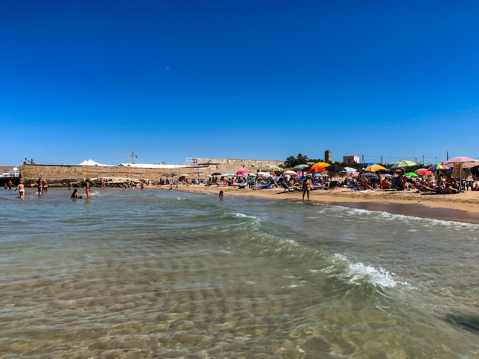 Fotografija Spiaggia del Canalone z modra čista voda površino