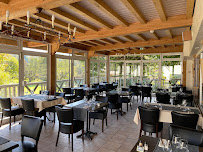 Atmosphère du Restaurant Les Lodges Du Lac à Saint-Alban-de-Montbel - n°1