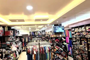 hala's boutique image