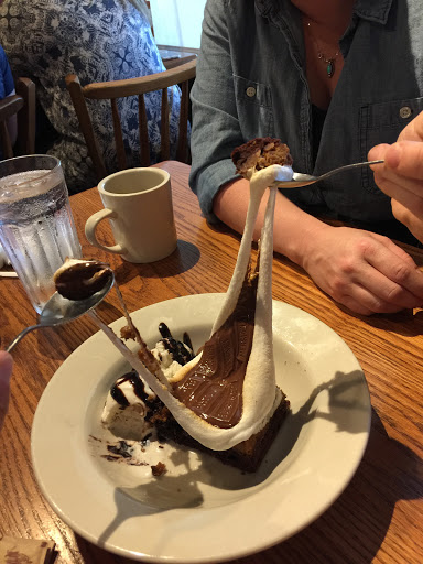 American Restaurant «Cracker Barrel Old Country Store», reviews and photos, 200 Cracker Barrel Dr, Clarksville, TN 37040, USA