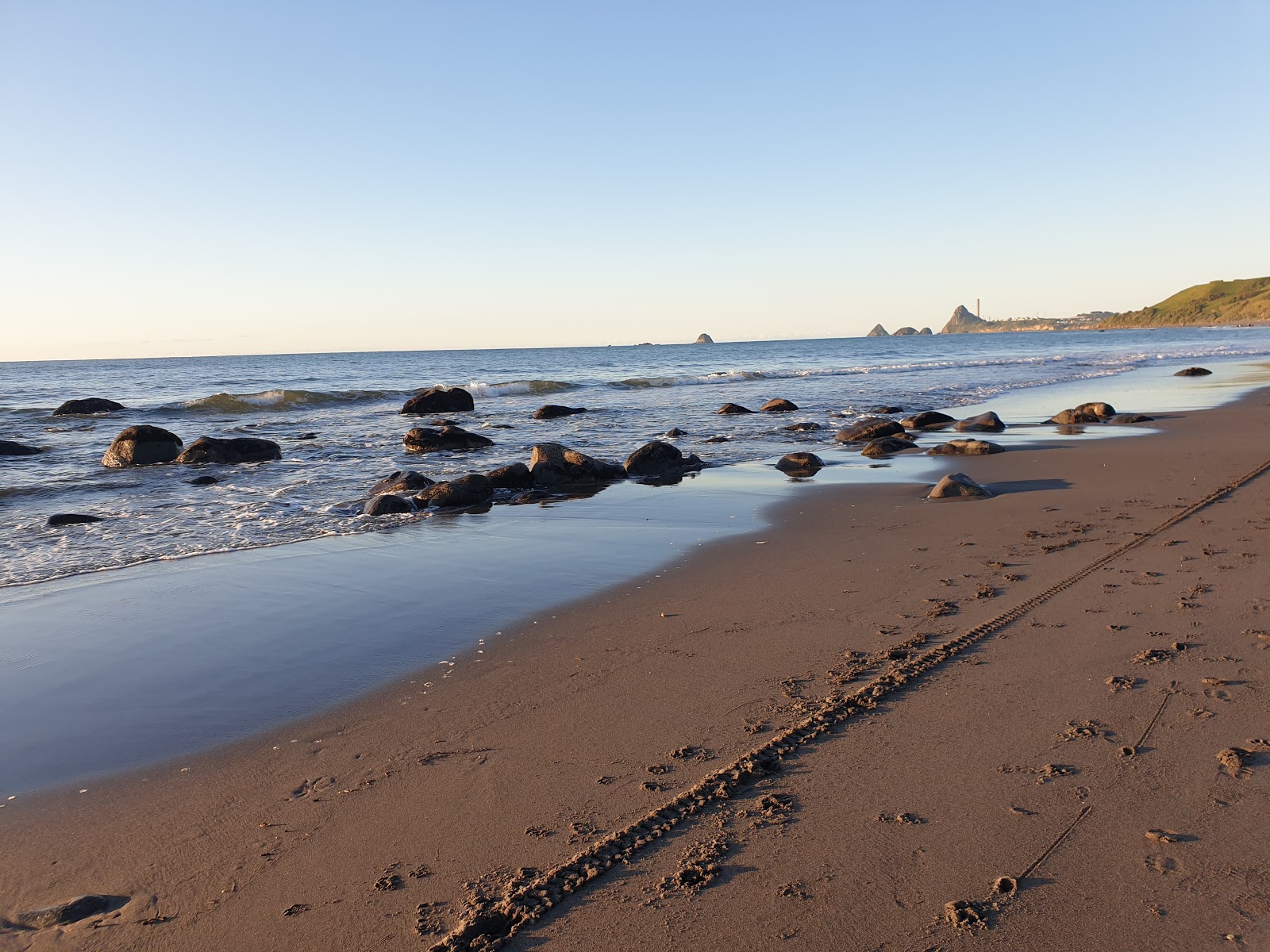 Photo de Tapuae Beach avec rivage droit, long