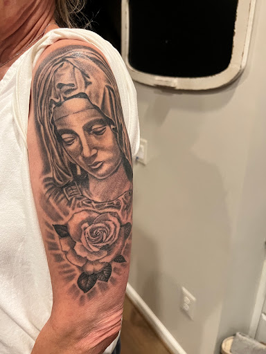 Explore tattoo ideas to fill in gaps, creative tattoo ideas in Vienna, available at Vienna Tattoo Studio