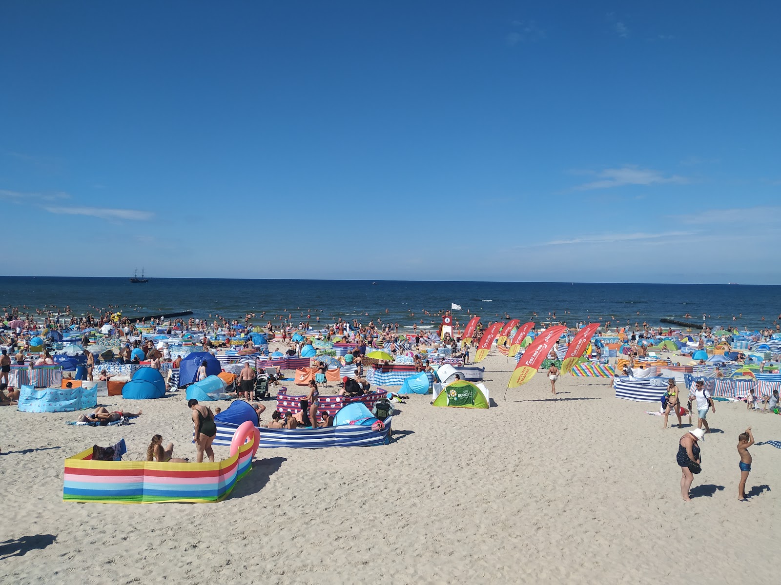 Leba beach的照片 带有碧绿色纯水表面