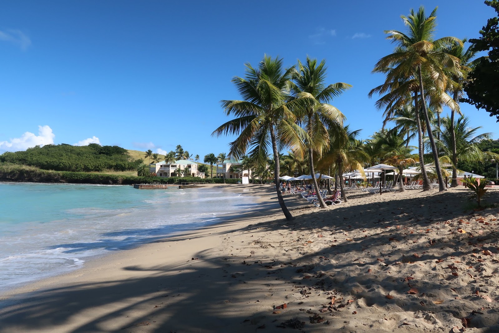 Foto di Buccaneer beach con una superficie del sabbia fine e luminosa