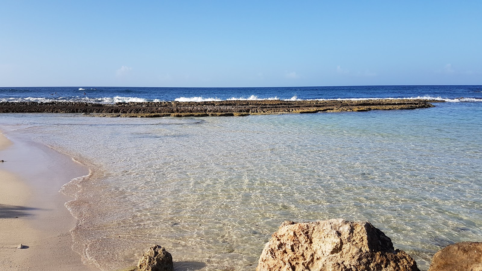 Foto di Playa Kanoa con una superficie del acqua blu