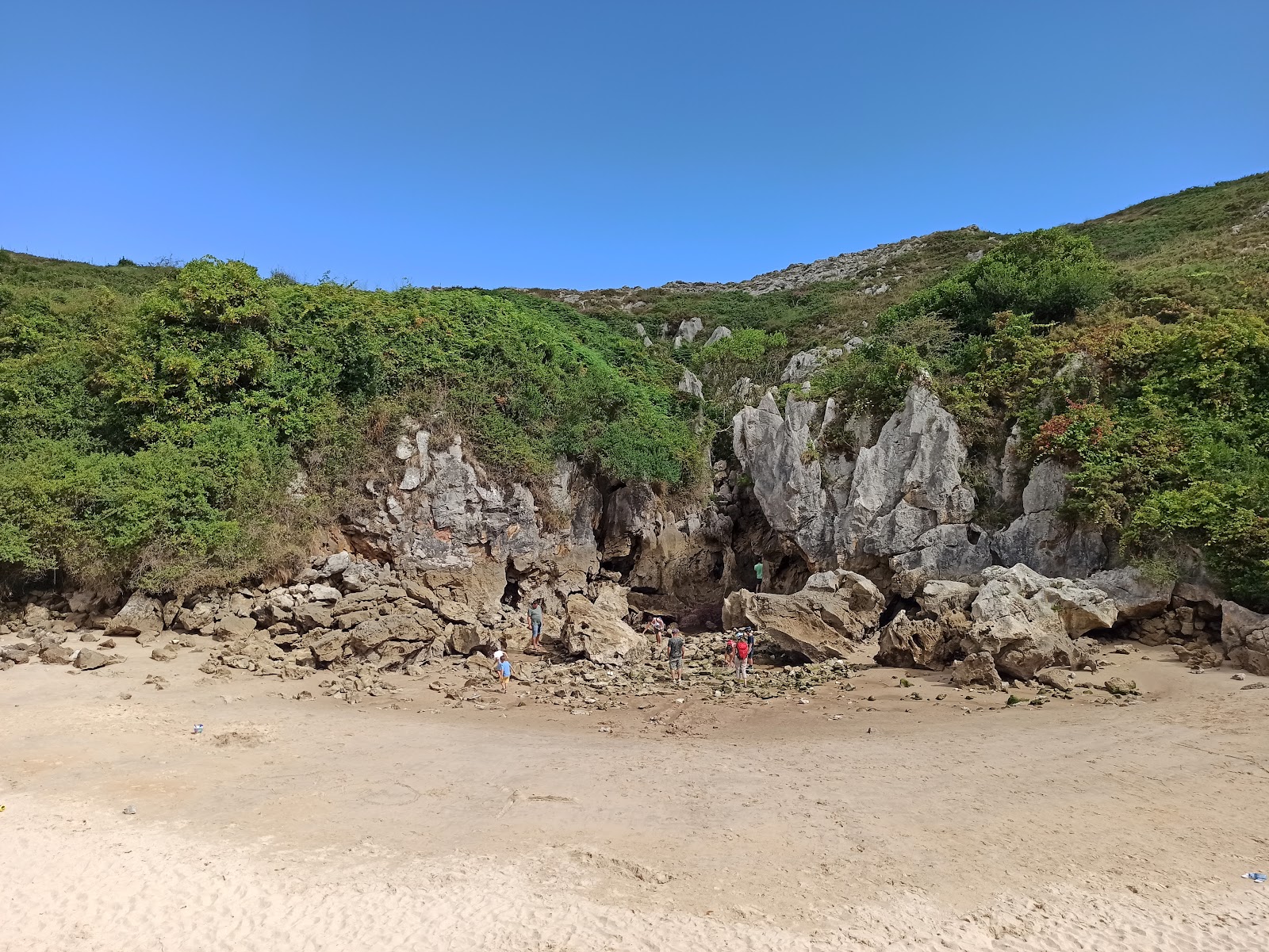 Photo of Gulpiyuri Beach with very clean level of cleanliness