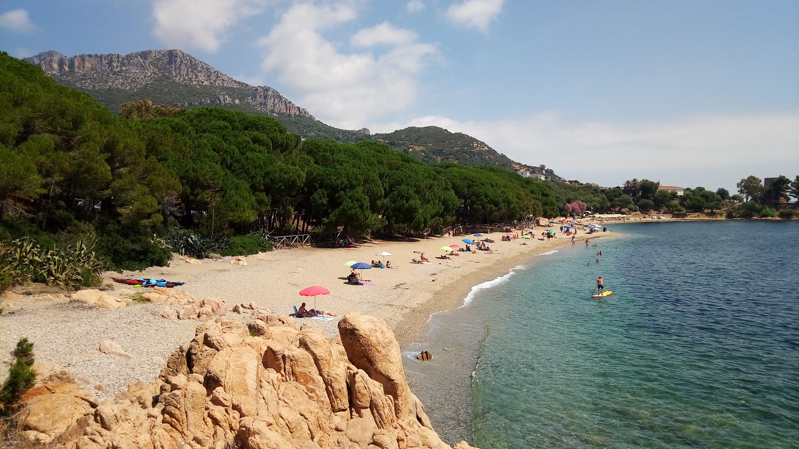 Foto von Spiaggia di Santa Maria Navarrese mit kleine, beiger kiesel Oberfläche