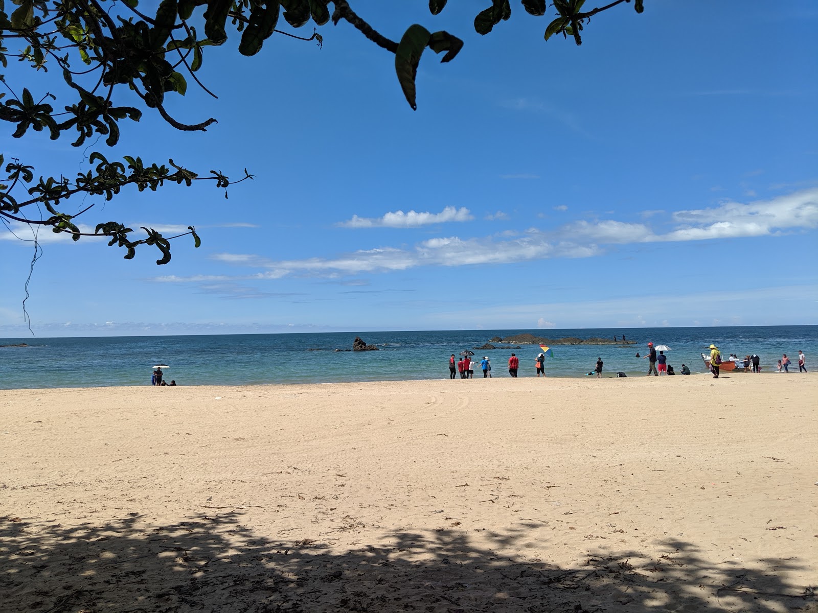 Valokuva Melano Bay Beachista. pinnalla turkoosi vesi:n kanssa