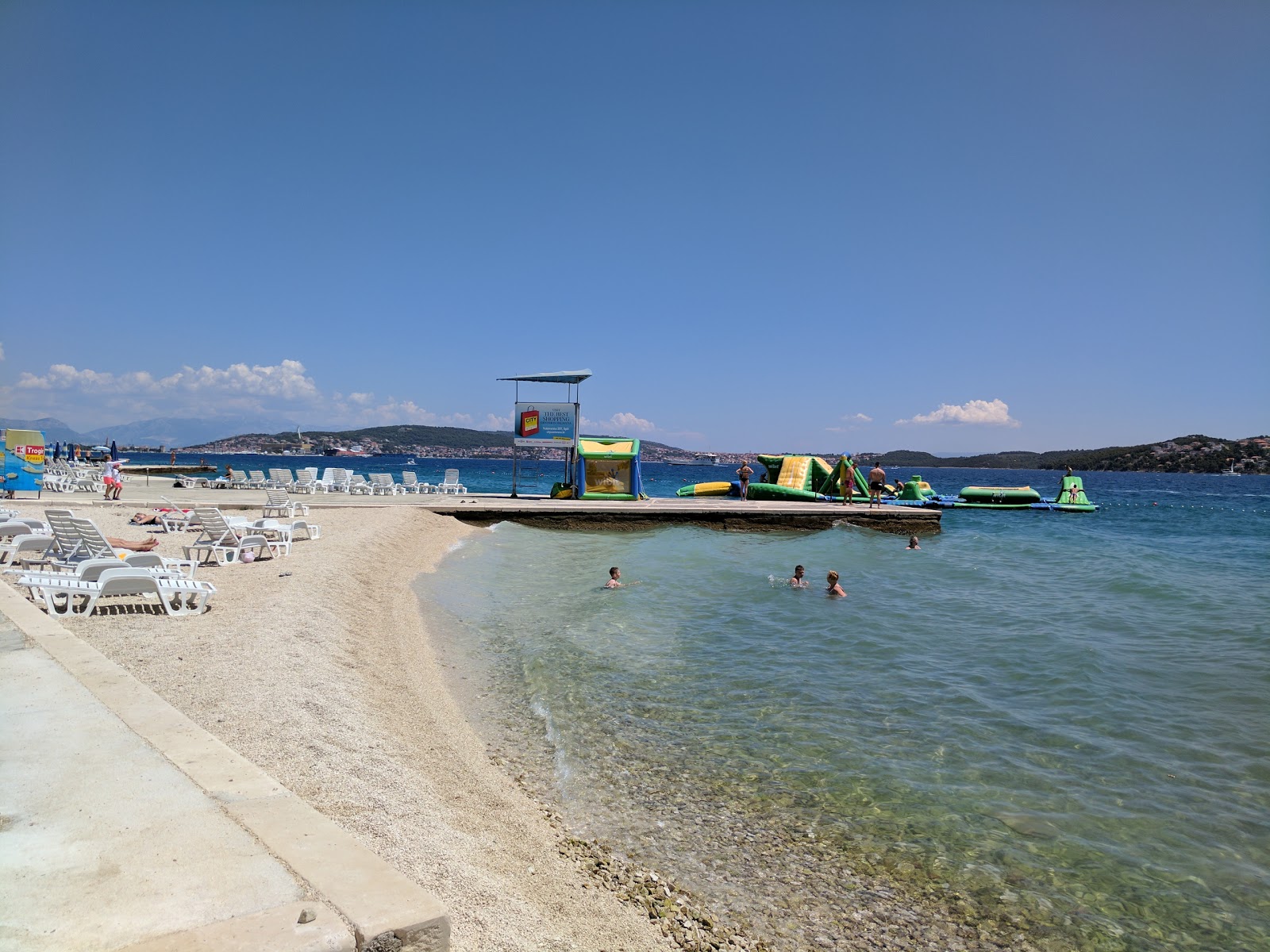 Foto von Medena beach mit kleine, beiger kiesel Oberfläche