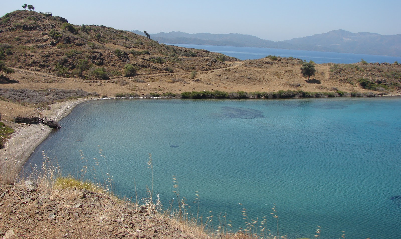 Fotografie cu Bordubet beach II cu o suprafață de apa pură turcoaz