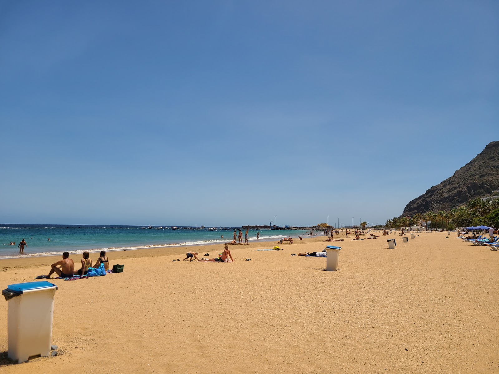 Fotografija Plaža De Las Teresitas z visok stopnjo čistoče