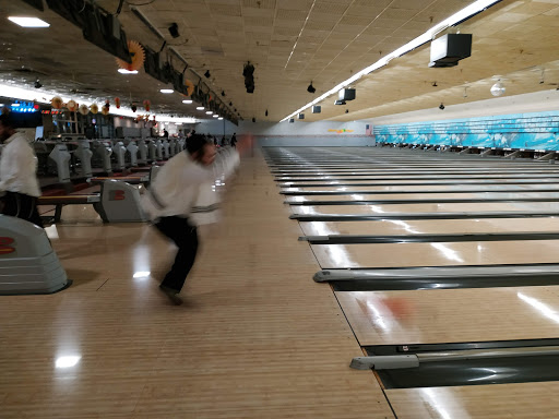 Bowling Alley «Three Hundred Bowl», reviews and photos, 100 Cass Lake Rd, Waterford Twp, MI 48328, USA