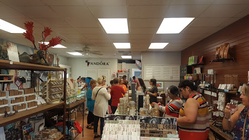 Shops where to buy souvenirs in Tampa