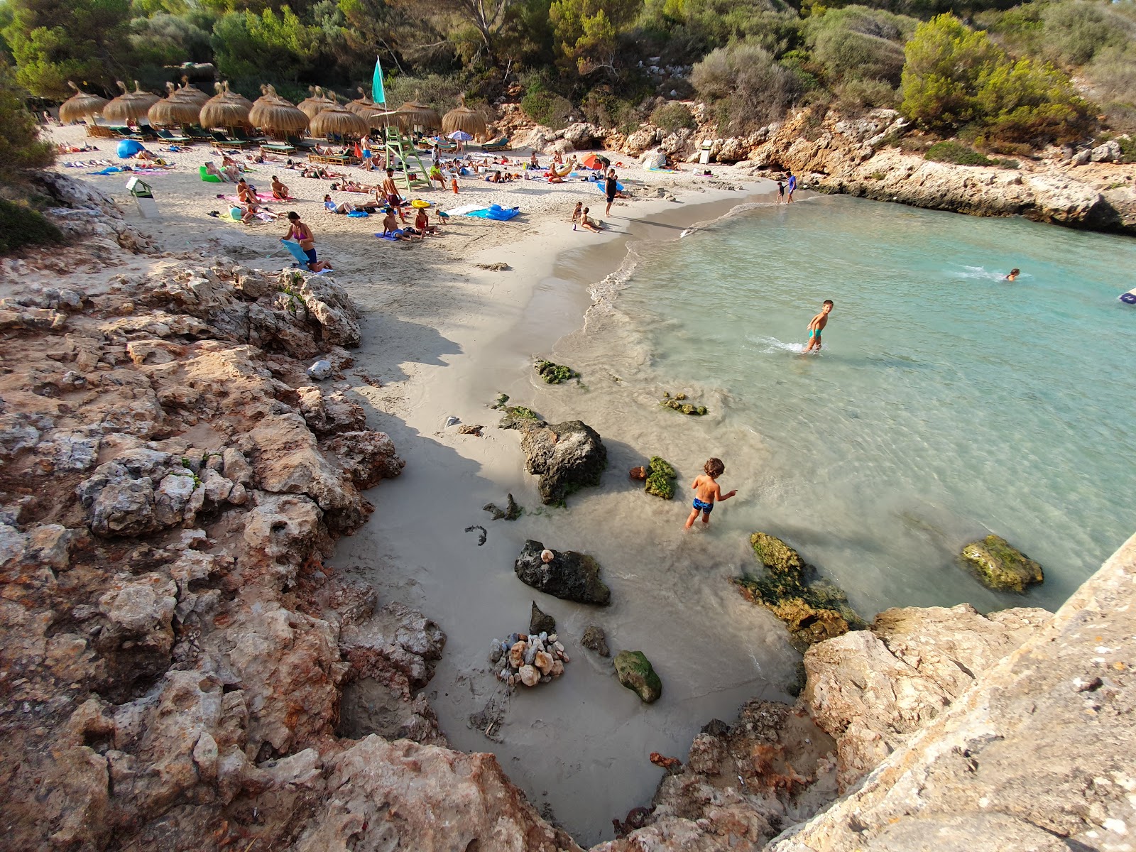 Cala Sa Nau Plajı'in fotoğrafı küçük koy ile birlikte