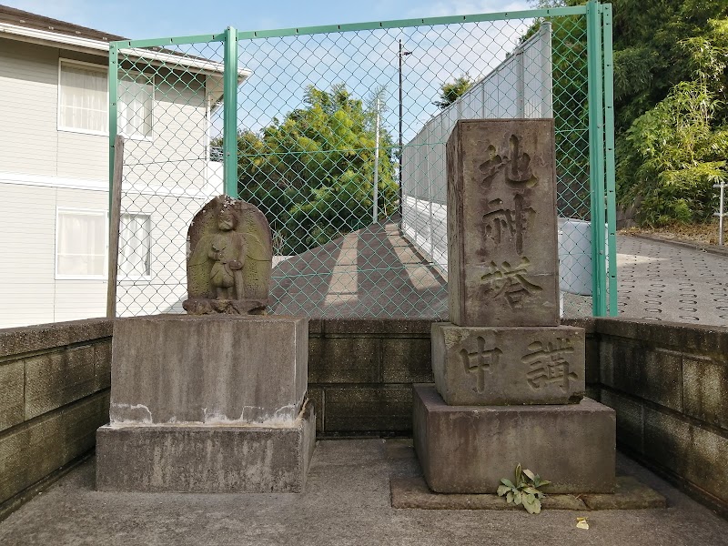 東光寺講中の石像群