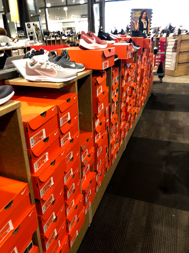 Shoe Store «DSW Designer Shoe Warehouse», reviews and photos, 12160 Blue Valley Pkwy, Overland Park, KS 66213, USA