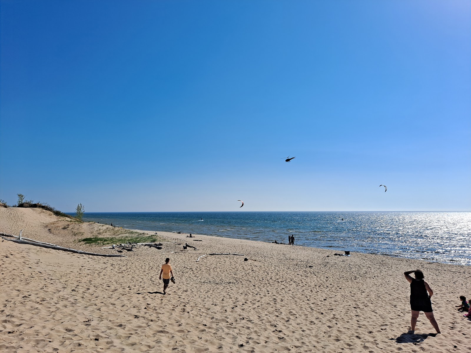 Foto van Golden Township Beach met helder zand oppervlakte