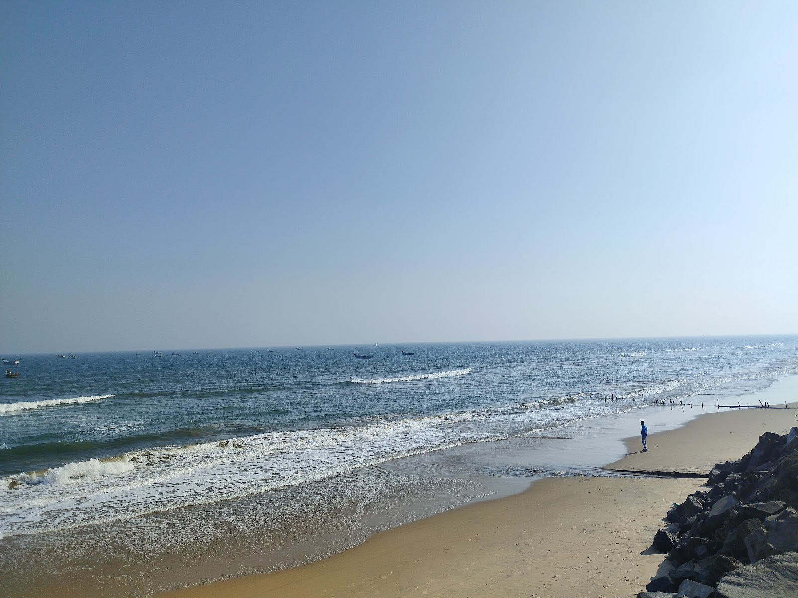 Foto di Konapapapeta Beach con una superficie del sabbia beige