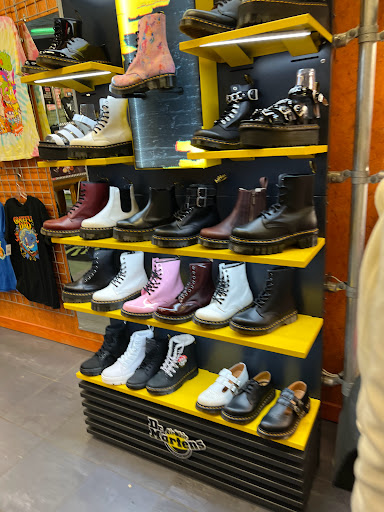 Shoe Store «Journeys», reviews and photos, 133 S State St, Chicago, IL 60603, USA