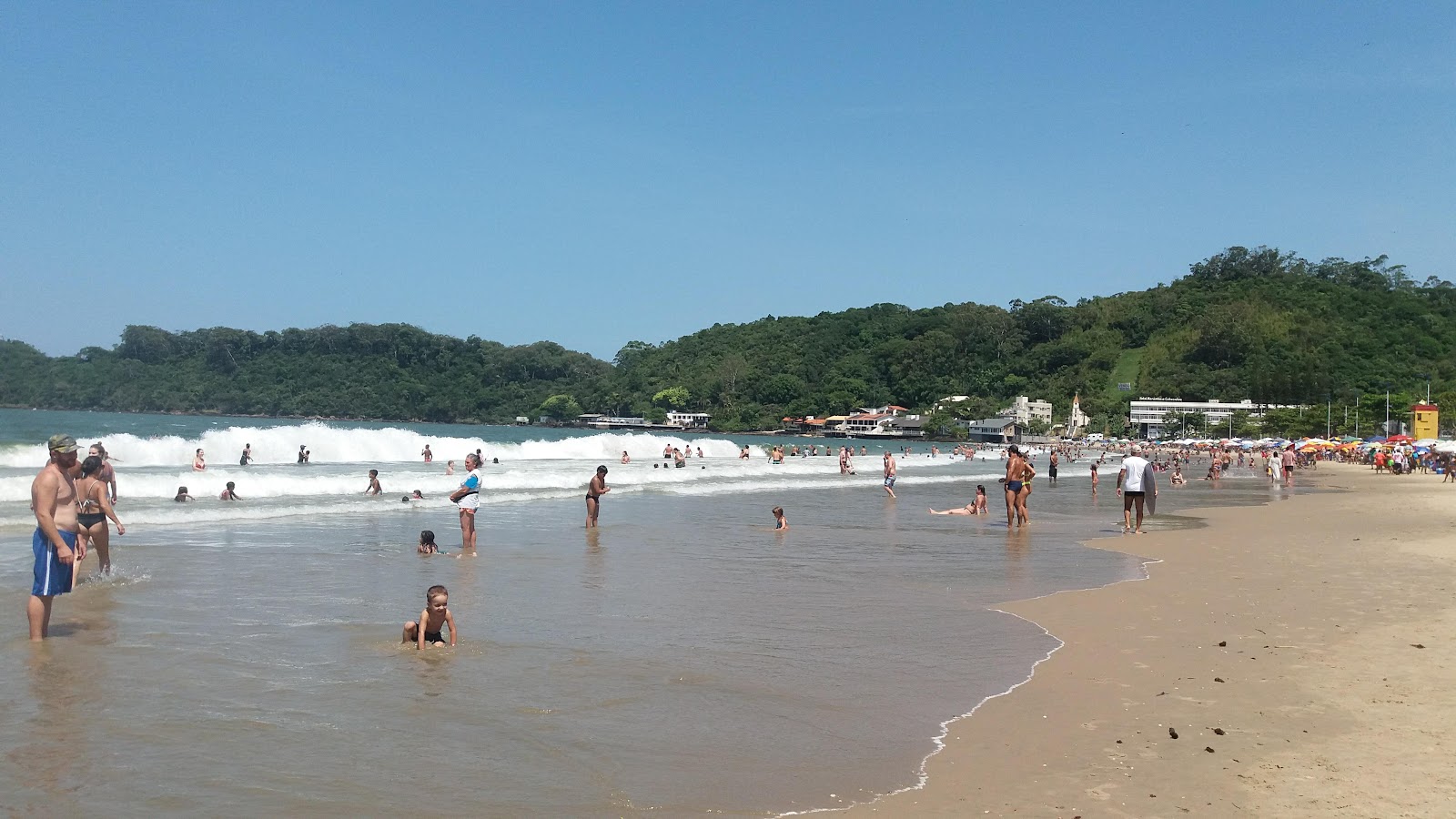 Φωτογραφία του Praia de Cabecudas με καθαρό νερό επιφάνεια