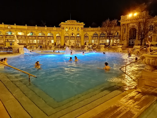 Places to celebrate birthdays with swimming pool in Budapest