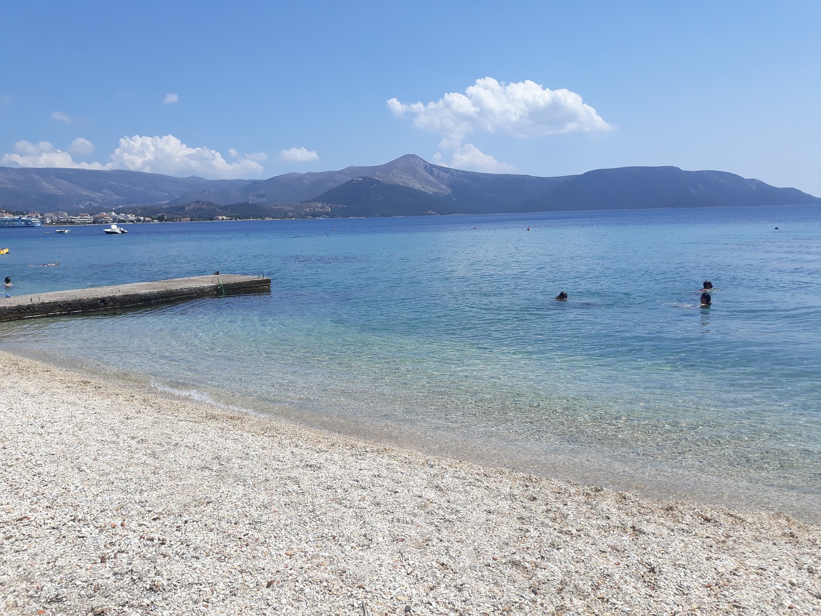 Kefala beach'in fotoğrafı açık yeşil su yüzey ile