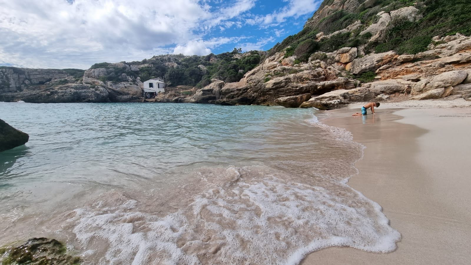 Foto de Cala Binidali respaldado por acantilados