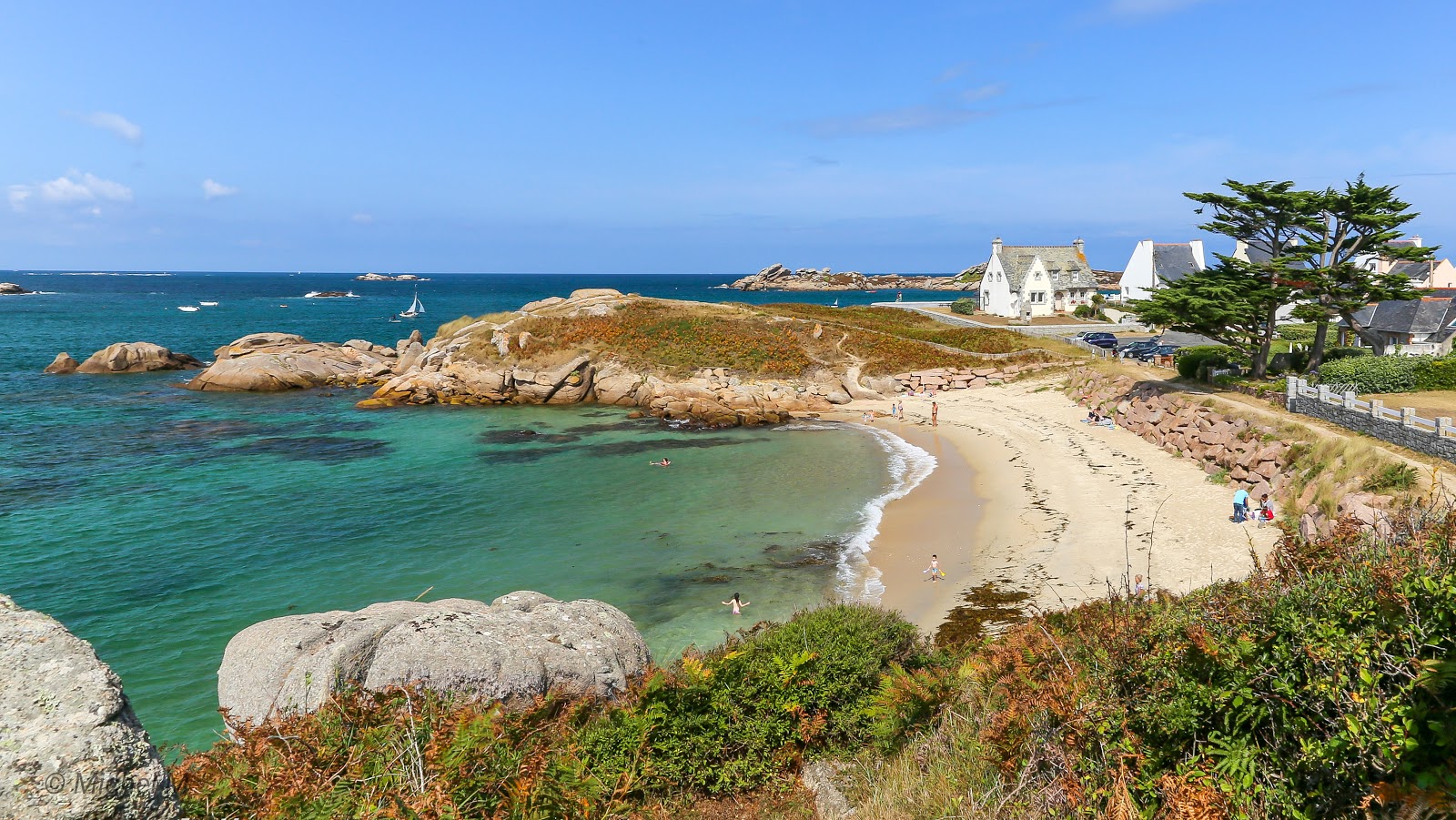 Foto de La plage des Cures com areia brilhante superfície