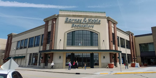 Barnes and Noble, 2500 N Mayfair Rd, Milwaukee, WI 53226, USA, 
