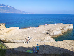Amandakis beach'in fotoğrafı geniş bir kıyı şeridi ile birlikte
