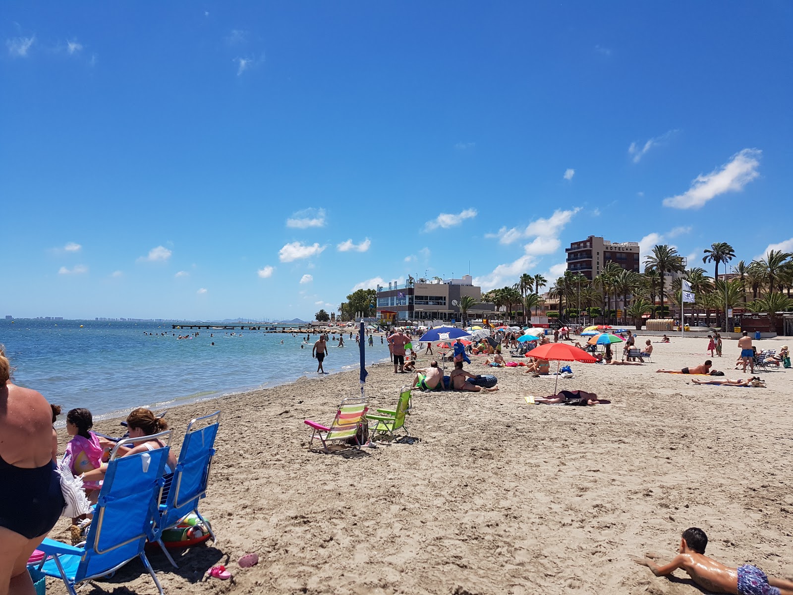 Foto van Playa de Santiago de La Ribera met blauw water oppervlakte
