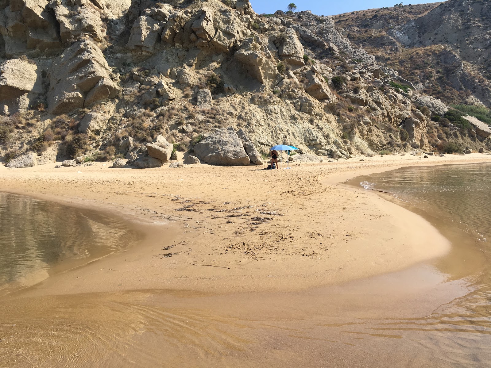 Fotografija Spiaggia Cannicella z turkizna čista voda površino