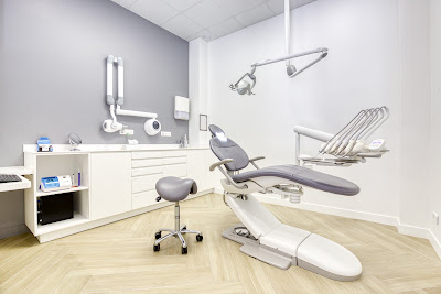 Docteur Niki Taefehnorooz, Chirurgien-Dentiste, Paris 17, Esthetique et Invisalign à Paris