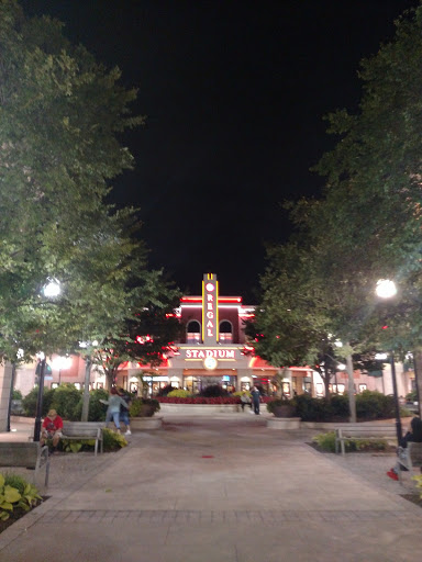 Movie Theater «Regal Cinemas Deer Park 16 IMAX & RPX», reviews and photos, 455 Commack Rd, Deer Park, NY 11729, USA