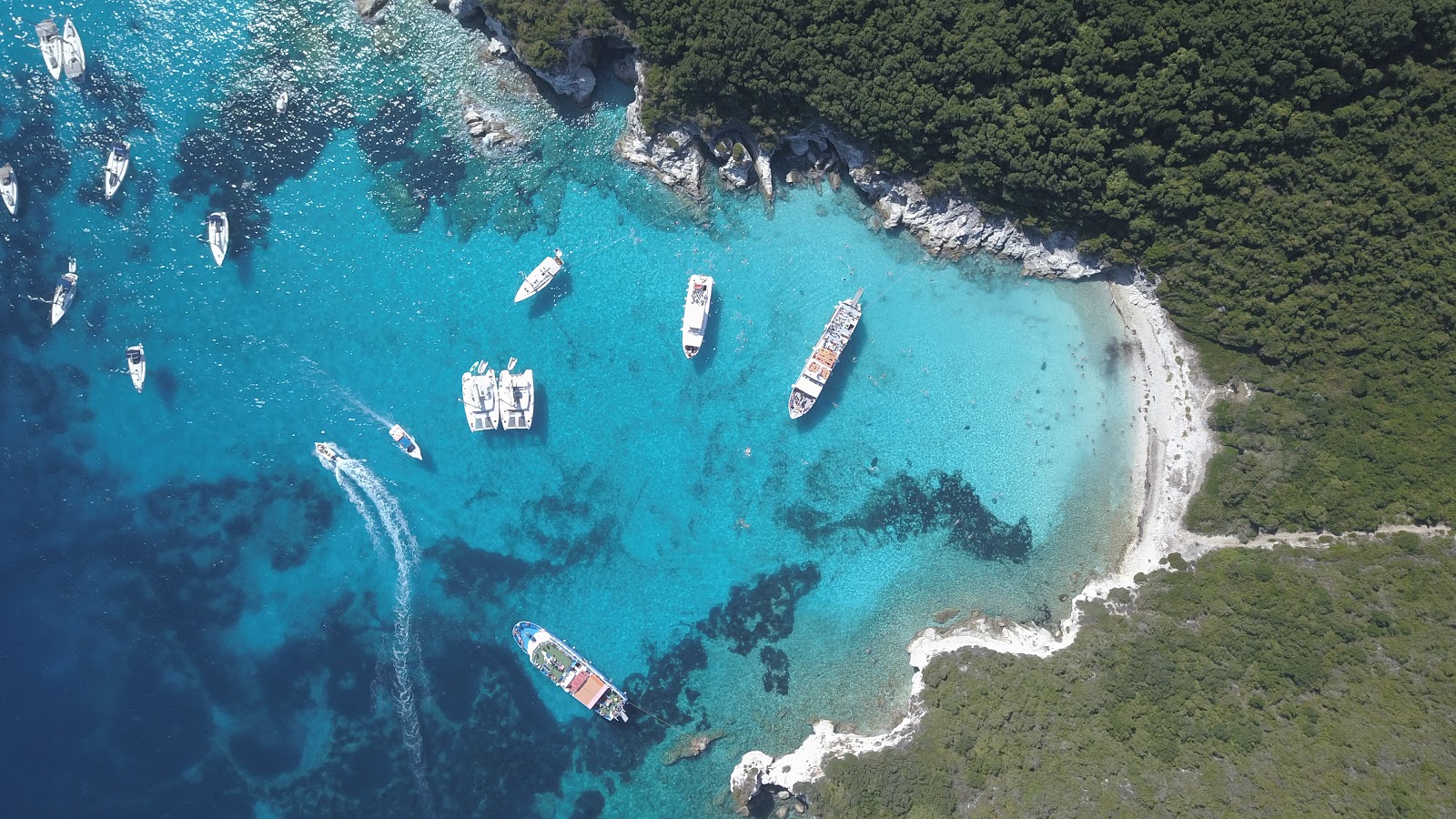 Foto van Mesovrika beach met turquoise puur water oppervlakte