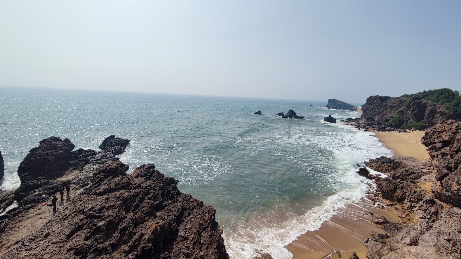 Seethapalem Beach'in fotoğrafı dağlarla çevrili