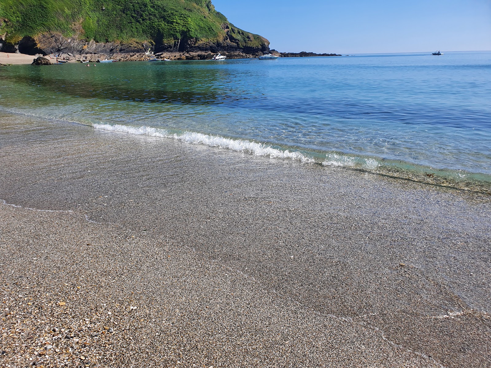 Foto von Lantic Bay umgeben von Bergen