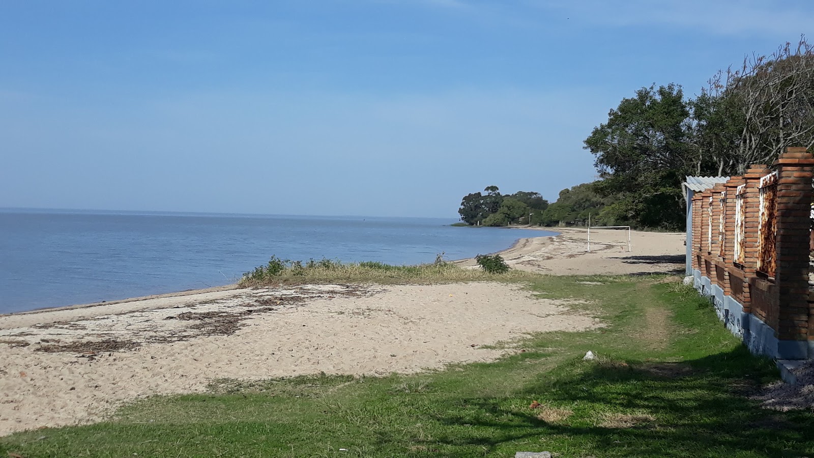 Foto de Prainha do "U" - Balneario Rebelo Beach con muy limpio nivel de limpieza