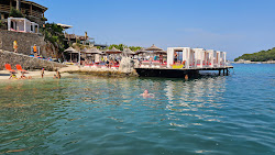 Guvat Beach'in fotoğrafı düz bir kıyı şeridi ile birlikte