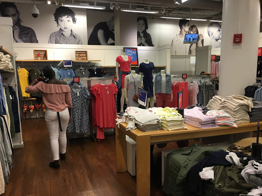 Clothing Store «Gap Factory Store», reviews and photos, 400 Fulton St, Brooklyn, NY 11201, USA