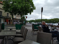 Atmosphère du Restaurant Le Bouquet. à Conflans-Sainte-Honorine - n°9