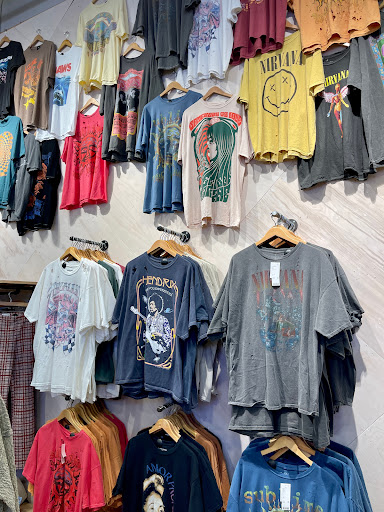 Stores to buy men's t-shirts Philadelphia